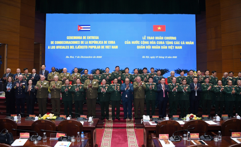 Trao Huân chương của Cộng hòa Cuba tặng các cán bộ Quân đội Việt Nam