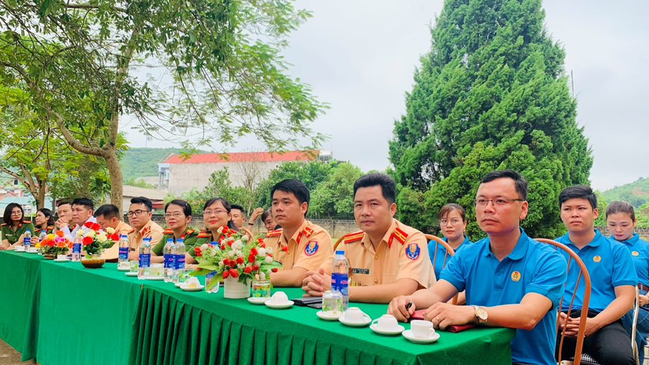 Hội phụ nữ khối cơ bản trường Cao đẳng CSND I phối hợp tổ chức tuyên truyền pháp luật và tặng quà cho học sinh nghèo tại trường PTDTBT THCS Minh Khương, xã Minh Khương, huyện Hàm Yên, Tuyên Quang