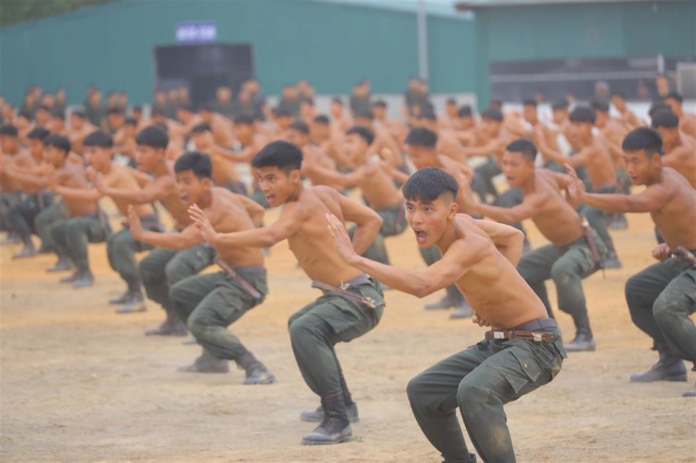 Hàng trăm chiến sĩ Cảnh sát cơ động tập luyện cho Lễ kỷ niệm 50 năm Ngày truyền thống lực lượng