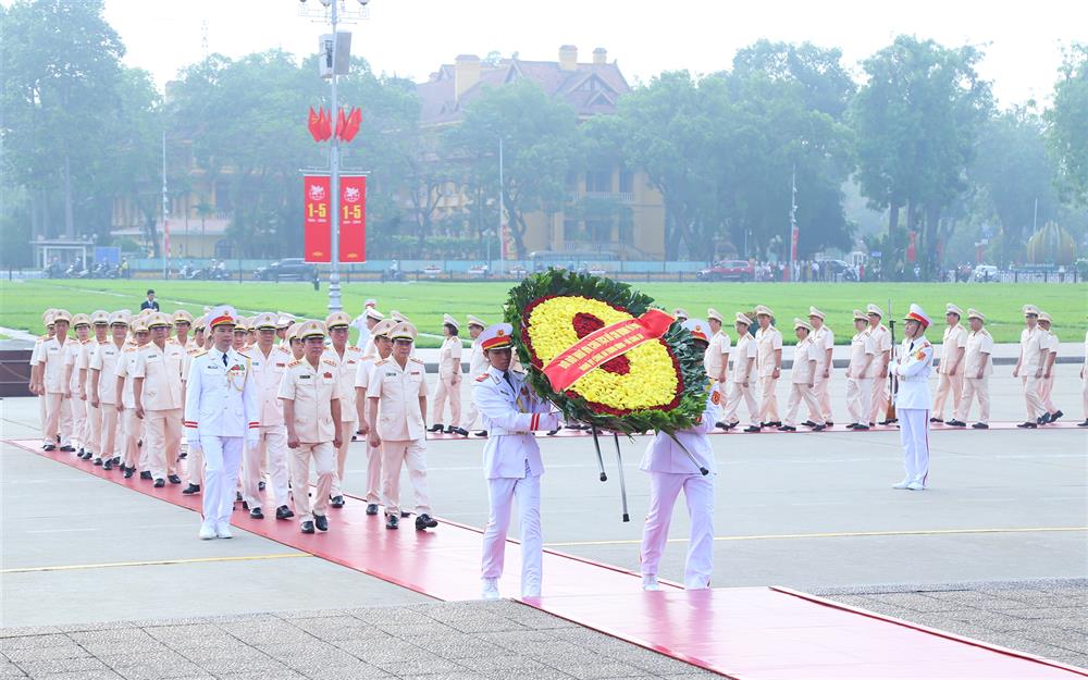 Đảng ủy Công an Trung ương, Bộ Công an vào Lăng viếng Chủ tịch Hồ Chí Minh nhân kỷ niệm 49 năm Ngày giải phóng miền Nam, thống nhất đất nước