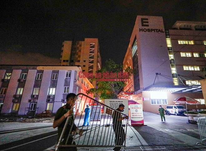 Cận cảnh Bệnh viện E bị phong tỏa trong đêm