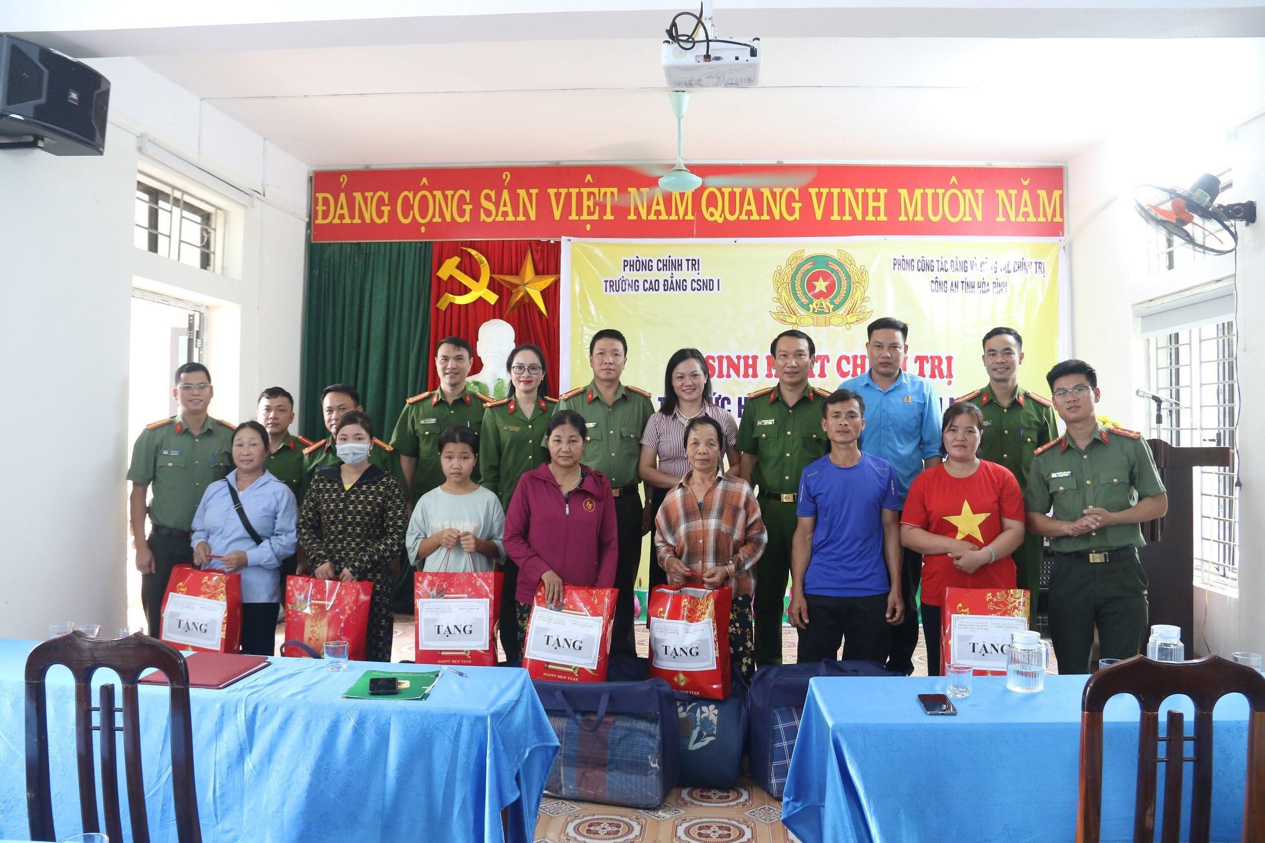 Phòng Chính trị tổ chức sinh hoạt chuyên đề quý II và hoạt động tình nghĩa xã hội tại xã Tiền Phong, huyện Đà Bắc, tỉnh Hòa Bình